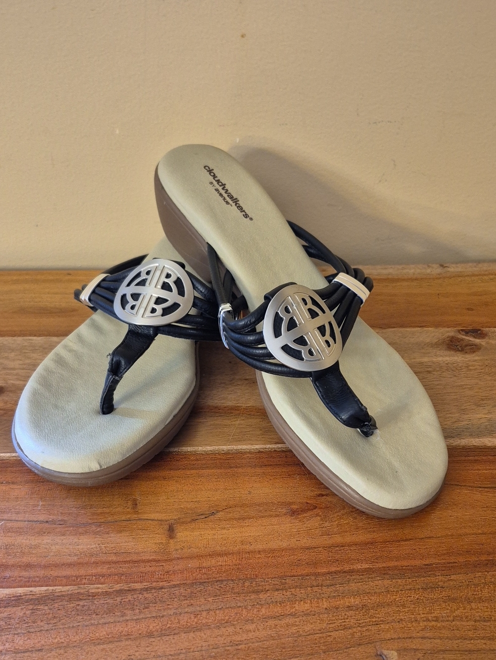 Cloudwalkers by Avenue Thong Sandals with Silver Medallion - Sz. 10